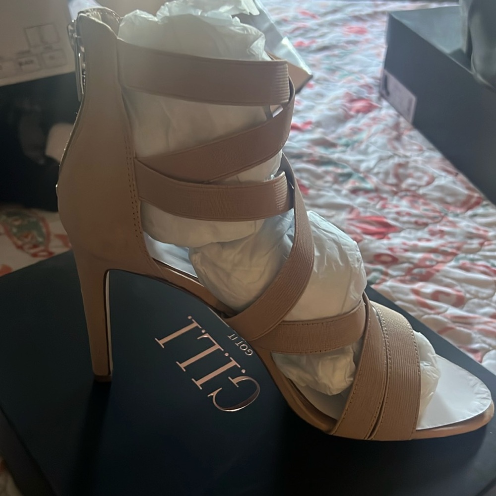 NIB Taupe color heels